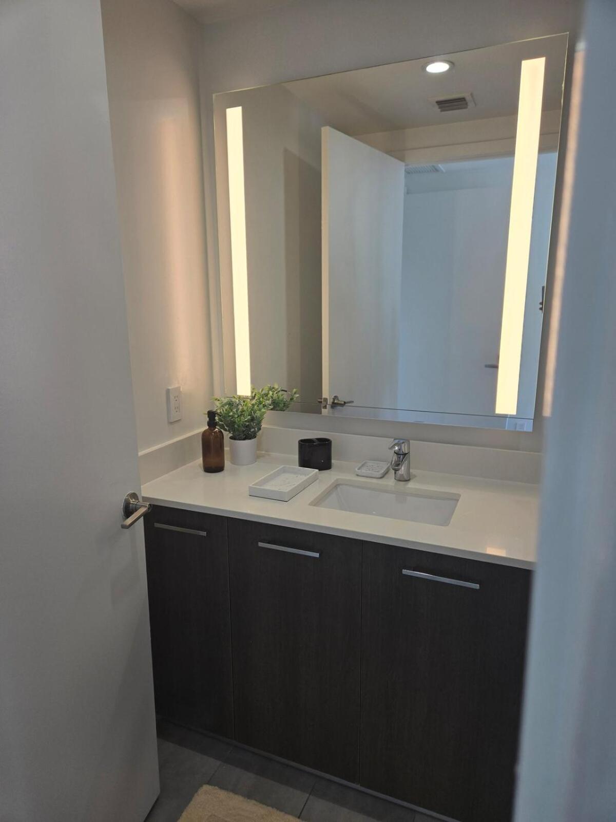 Miami-brickell Luxury 2br-2bath With Skyline Views - Walking Distance To Heat Arena & Bayside